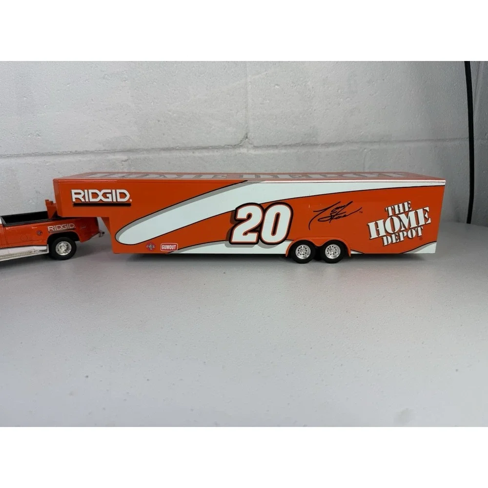 Action Brookfield Collectors Guild 1:24 Tony Stewart Crew Cab, Enclosed Trailer
